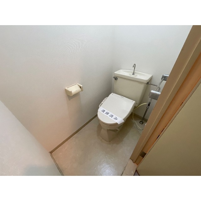 トイレ　落ち着いた色調のトイレです