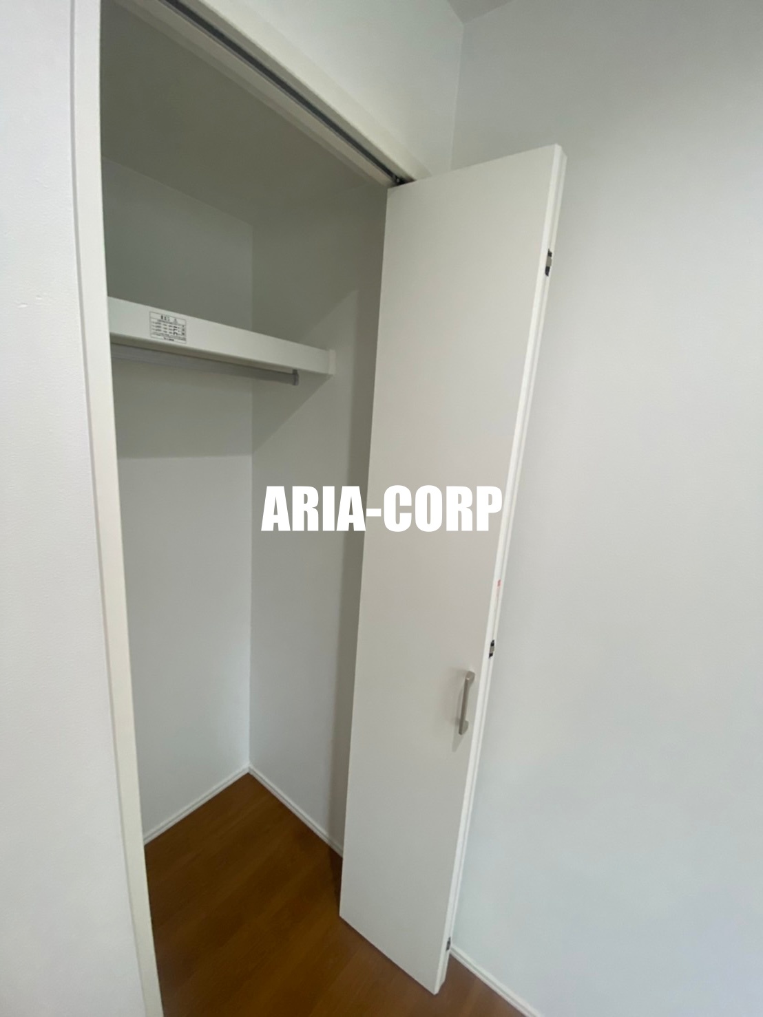 収納　クローゼット、上部には便利な棚がございます