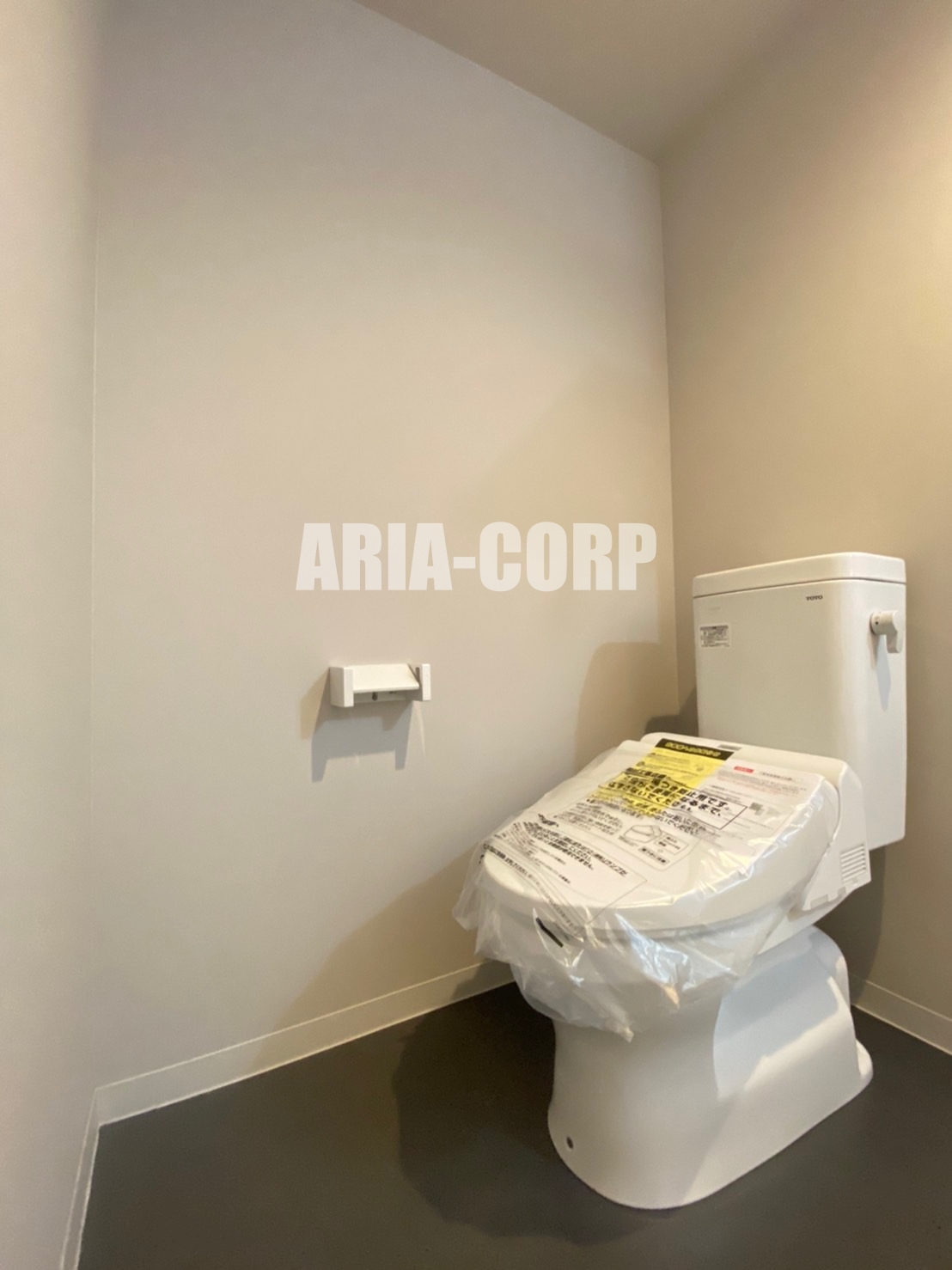 トイレ　ウォシュレット対応♪上部には収納スペースもあります！