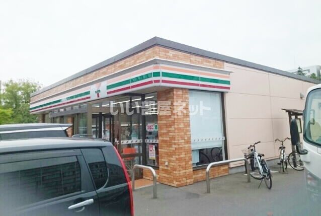 コンビニ　セブンイレブン 青い森公園店（コンビニ）まで584m