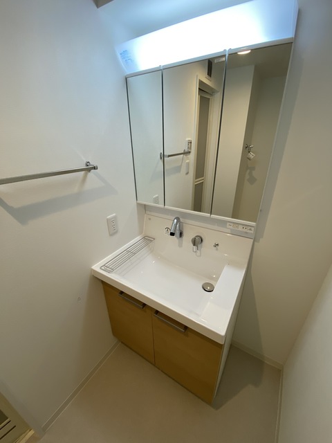 洗面設備　憧れの三面鏡の洗面台です。