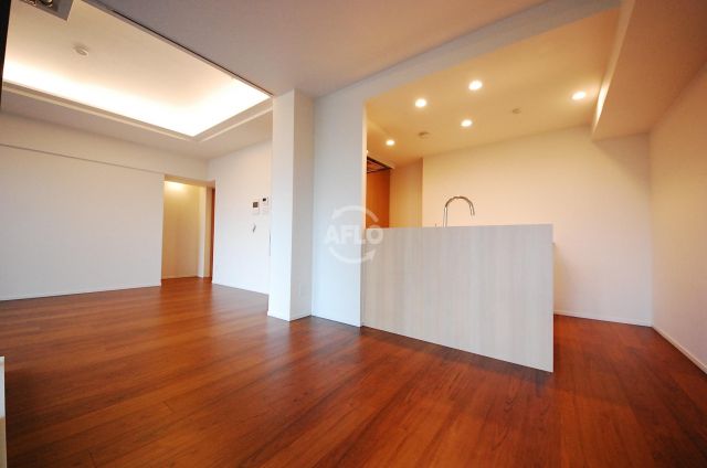 居室・リビング　One Shinmachi　広々とした清潔感のあるリビング