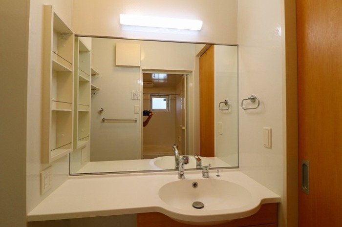 洗面設備　ゆったりとスペースのある洗面所