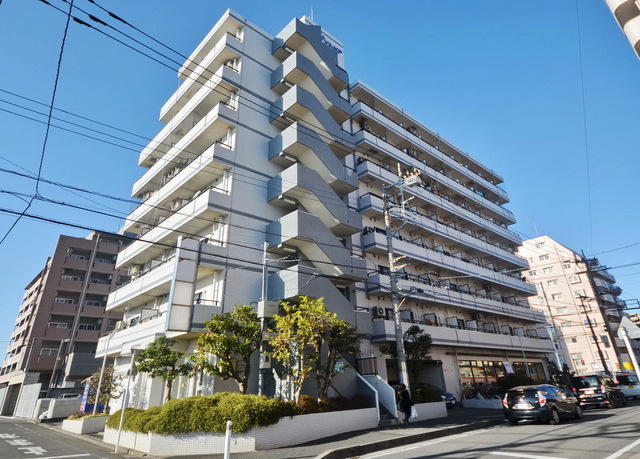 建物外観　～青い空・白い雲～