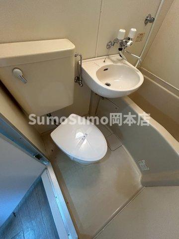 トイレ　落ち着いた色調のトイレです