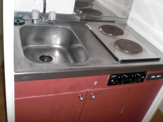 キッチン　キッチンはシンク下に収納棚付き。