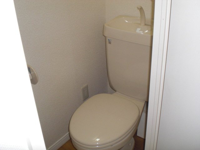 トイレ　トイレはシンプルなタイプ。