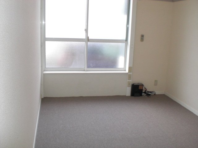 居室・リビング　カーペット張りタイプのお部屋です。