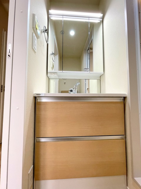 洗面設備　★3面鏡付きシャンプードレッサー★