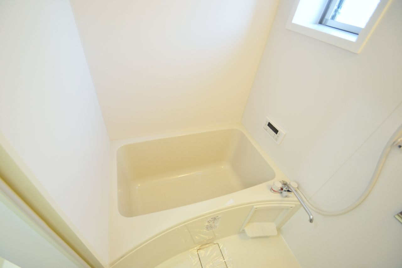 バス・シャワールーム　追い焚き付きで、窓から光が入る明るいお風呂です！