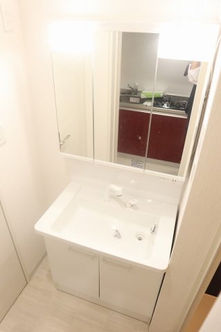 洗面設備　鏡もついてきれいな洗面台です