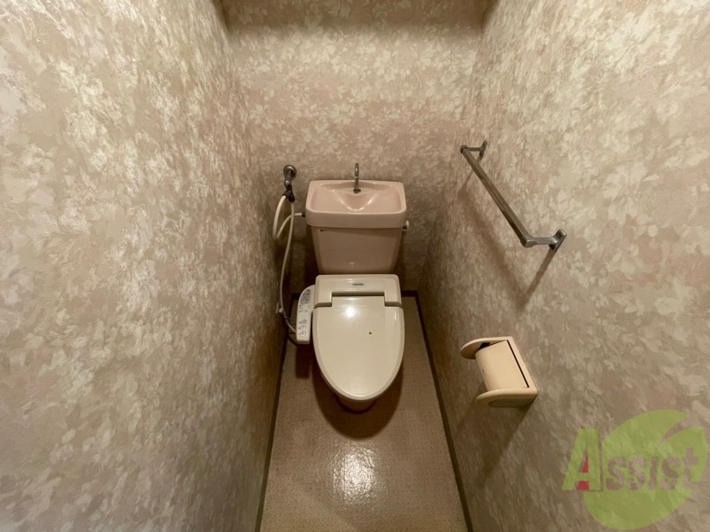 トイレ　トイレです。タオル掛けもついて便利ですね