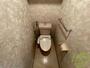 トイレ　トイレです。タオル掛けもついて便利ですね