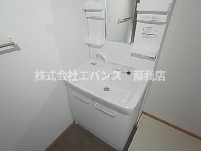 洗面設備　独立洗面台あり、毎朝おしゃれに忙しい女性の方におすすめです