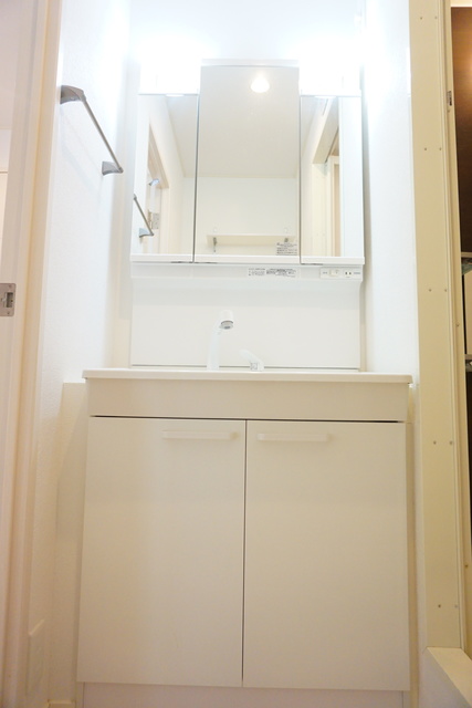 洗面設備　洗面台は洗髪洗面化粧台タイプ！おでかけ準備もラクラク☆