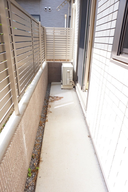 バルコニー　バルコニーがあるので洗濯物を太陽の下で干すことができます♪