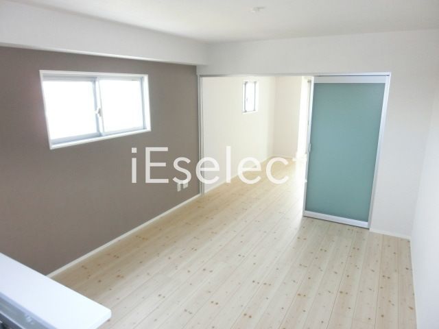 その他部屋・スペース　2面採光の明るいリビングルーム