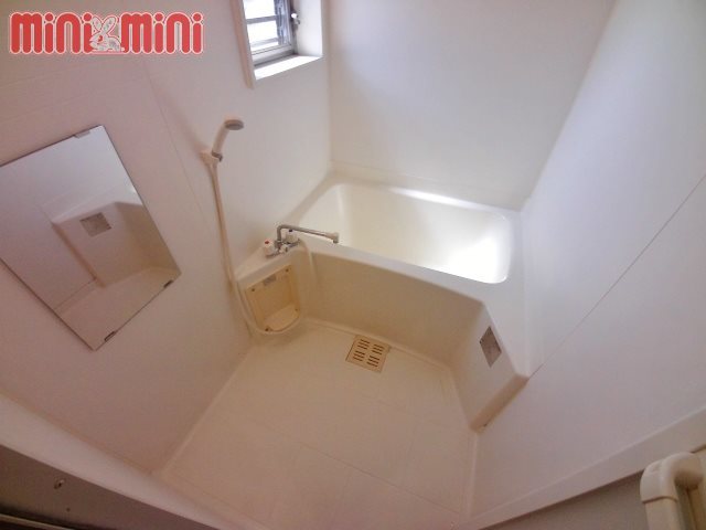 バス・シャワールーム　窓があり、換気面も良いバスルーム