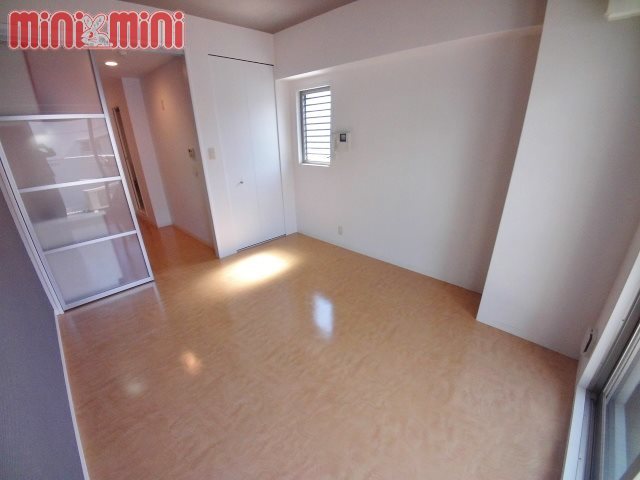 居室・リビング　２面採光となっており明るく、風通しの良いお部屋です