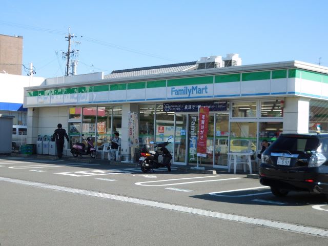 コンビニ　ファミリーマート（コンビニ）まで210m