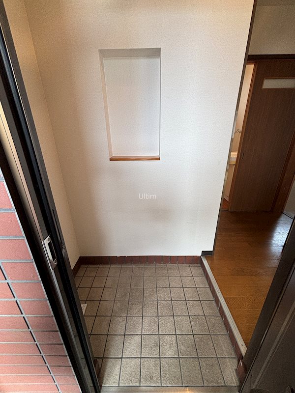 玄関　全て違うお部屋（間取り：反転）の写真です