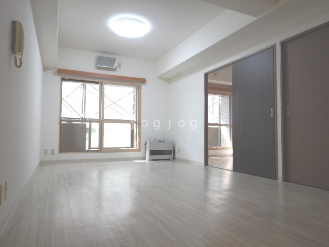 居室・リビング　西向きの明るいリビング。