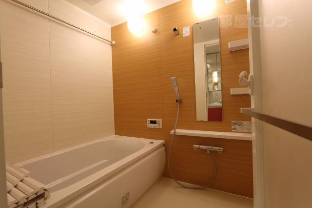 バス・シャワールーム　追い焚き・浴室乾燥機能付きです。