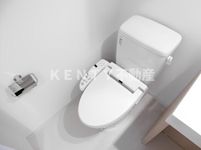 トイレ　落ち着いた色調のトイレです