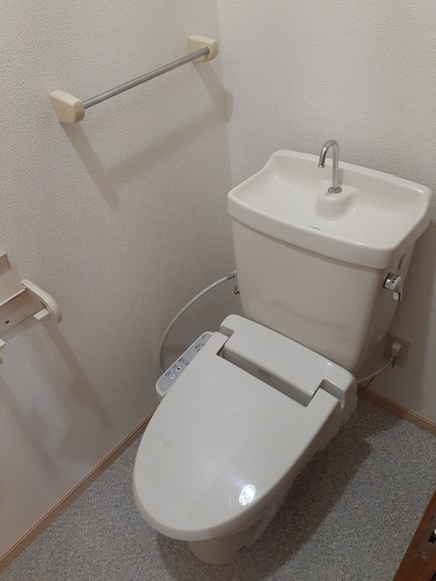 トイレ　嬉しい温水洗浄便座付きです♪