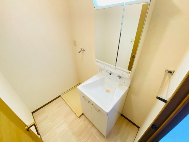 洗面設備　同一建物内の別部屋の内装写真になります。（１０１号室）
