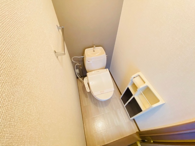 トイレ　同一建物内の別部屋の内装写真になります。（１０１号室）