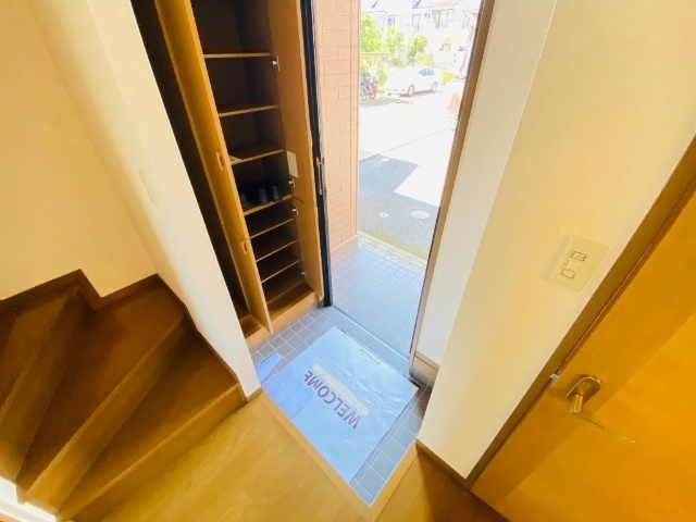 玄関　同一建物内の別部屋の内装写真になります。（１０１号室）