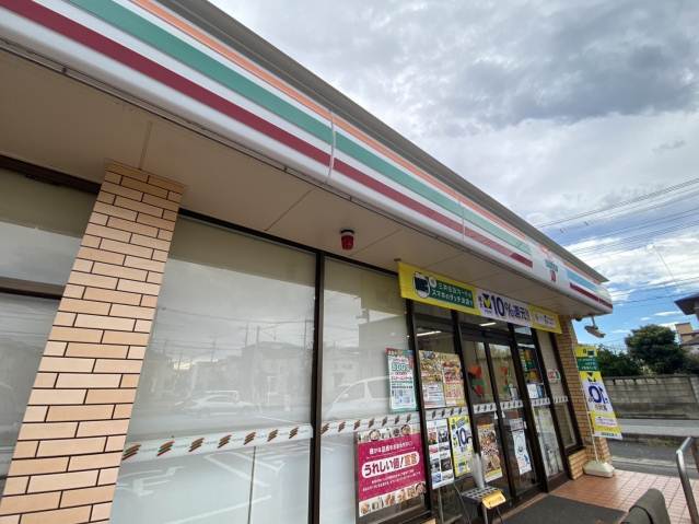 コンビニ　セブンイレブン（コンビニ）まで857m