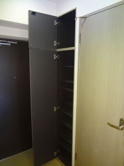 玄関　大きな靴箱が玄関にございます。
