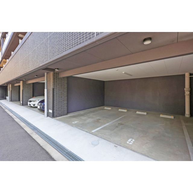駐車場　駐車場があるので、車を買う予定の方も安心です