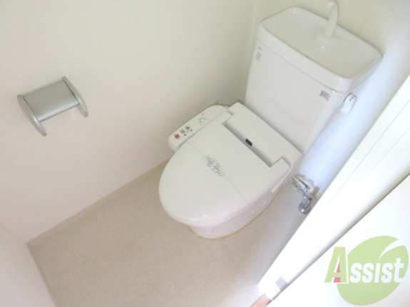 トイレ　トイレには嬉しいウォシュレット機能付きです。