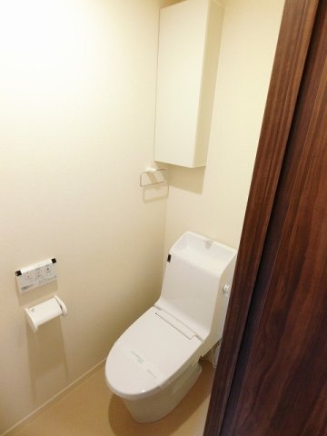 トイレ　トイレは温水洗浄便座付き♪人気のバストイレ別です♪小物を置け