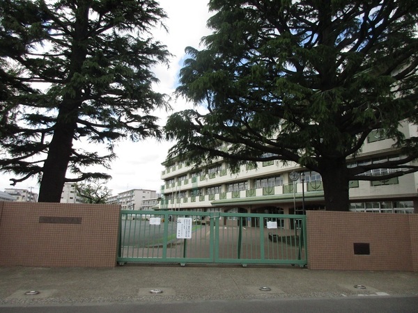 小学校　狛江市立緑野小学校（小学校）まで975m