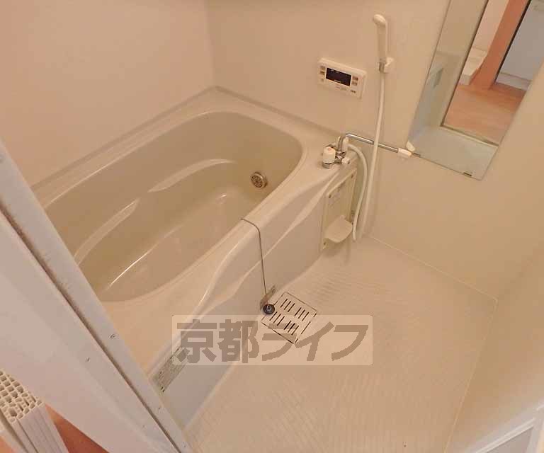 バス・シャワールーム　追い炊き機能付きでいつでも快適に入浴できます。