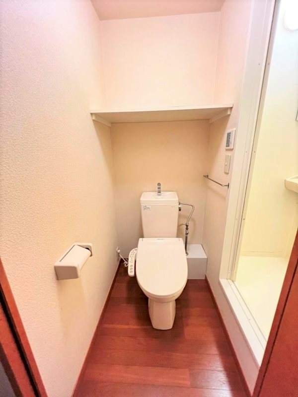 トイレ　トイレは快適な温水洗浄便座付き