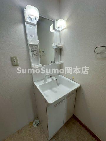 洗面設備　ゆったりとスペースのある洗面所