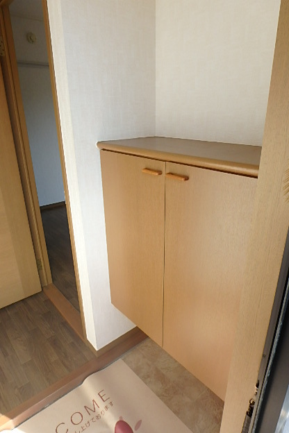 玄関　玄関には下駄箱があります。