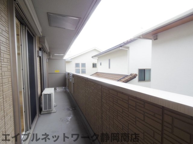 バルコニー　暖かな日差しのふりそそぐバルコニー