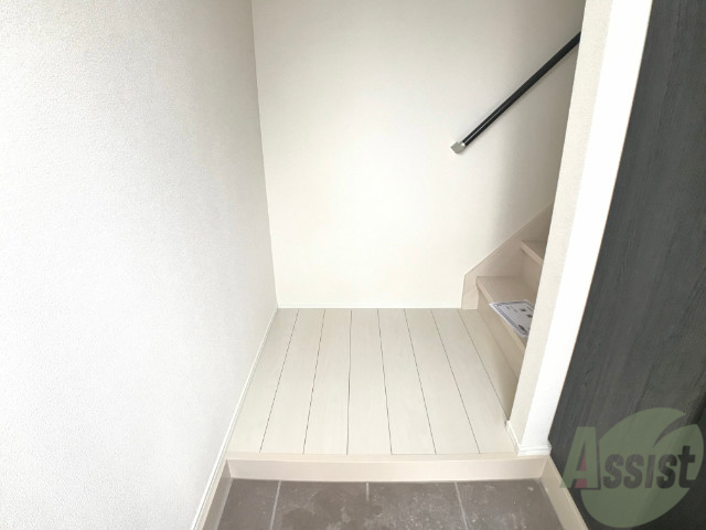 玄関　玄関からの様子です。内階段を上がって部屋に向かいます。
