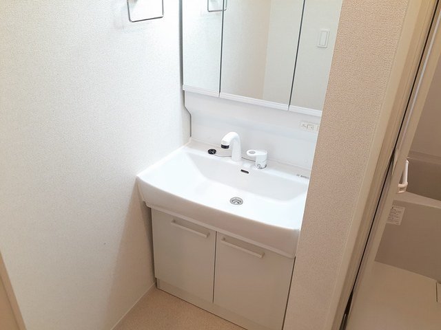 洗面設備　明るい洗面所です