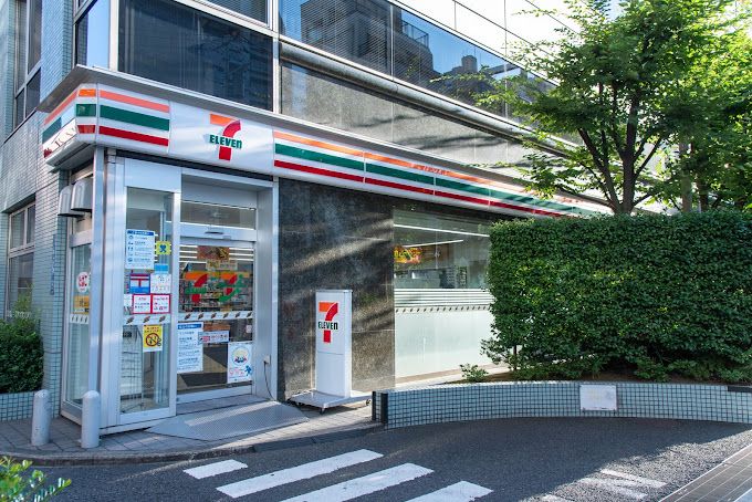 コンビニ　セブンイレブン 港区芝1丁目店（コンビニ）まで53m