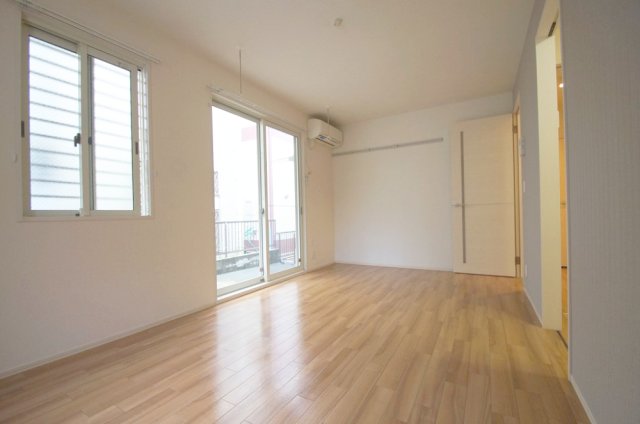 その他部屋・スペース　落ち着いた色合いの床材を使用した居住空間です。