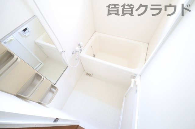 バス・シャワールーム　窓もある明るいお風呂は気持ちがいいですね！