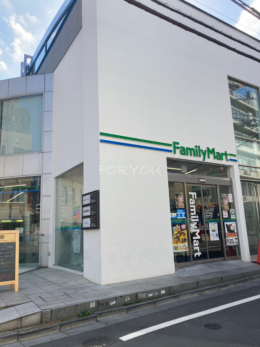 コンビニ　ファミリーマート代官山駅前店（コンビニ）まで72m