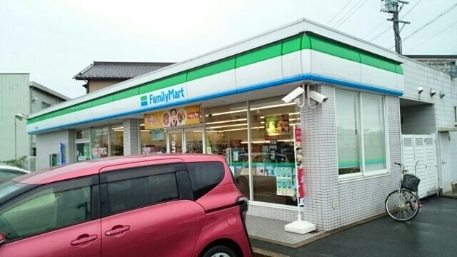 コンビニ　ファミリーマート（コンビニ）まで300m